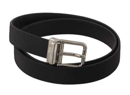 Cinturón elegante de cuero negro con hebilla de metal