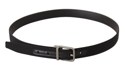 Cinturón elegante de cuero negro con hebilla de metal