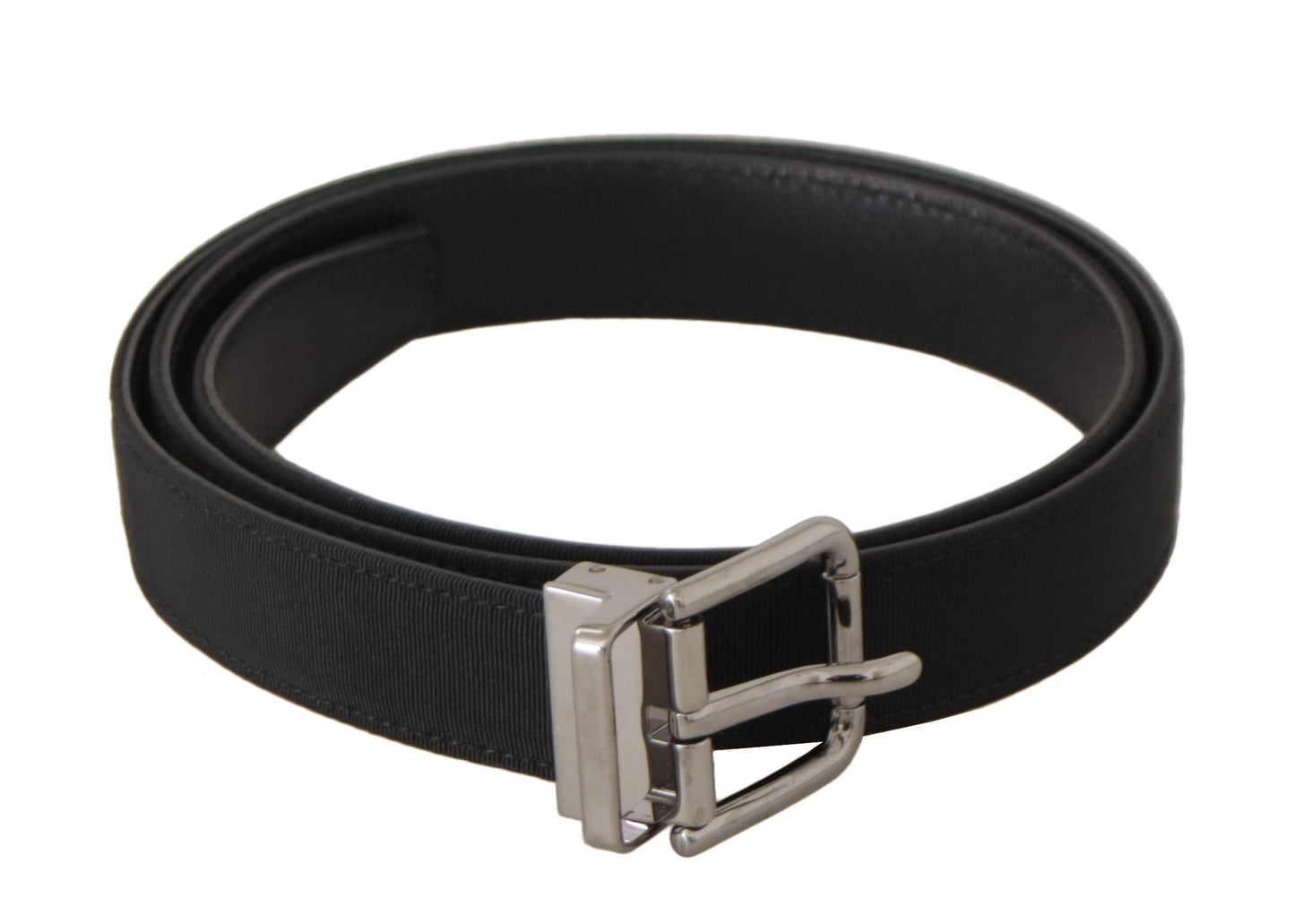 Cinturón elegante de cuero negro con hebilla de metal