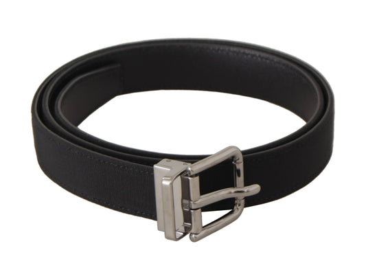 Cinturón elegante de cuero negro con hebilla de metal