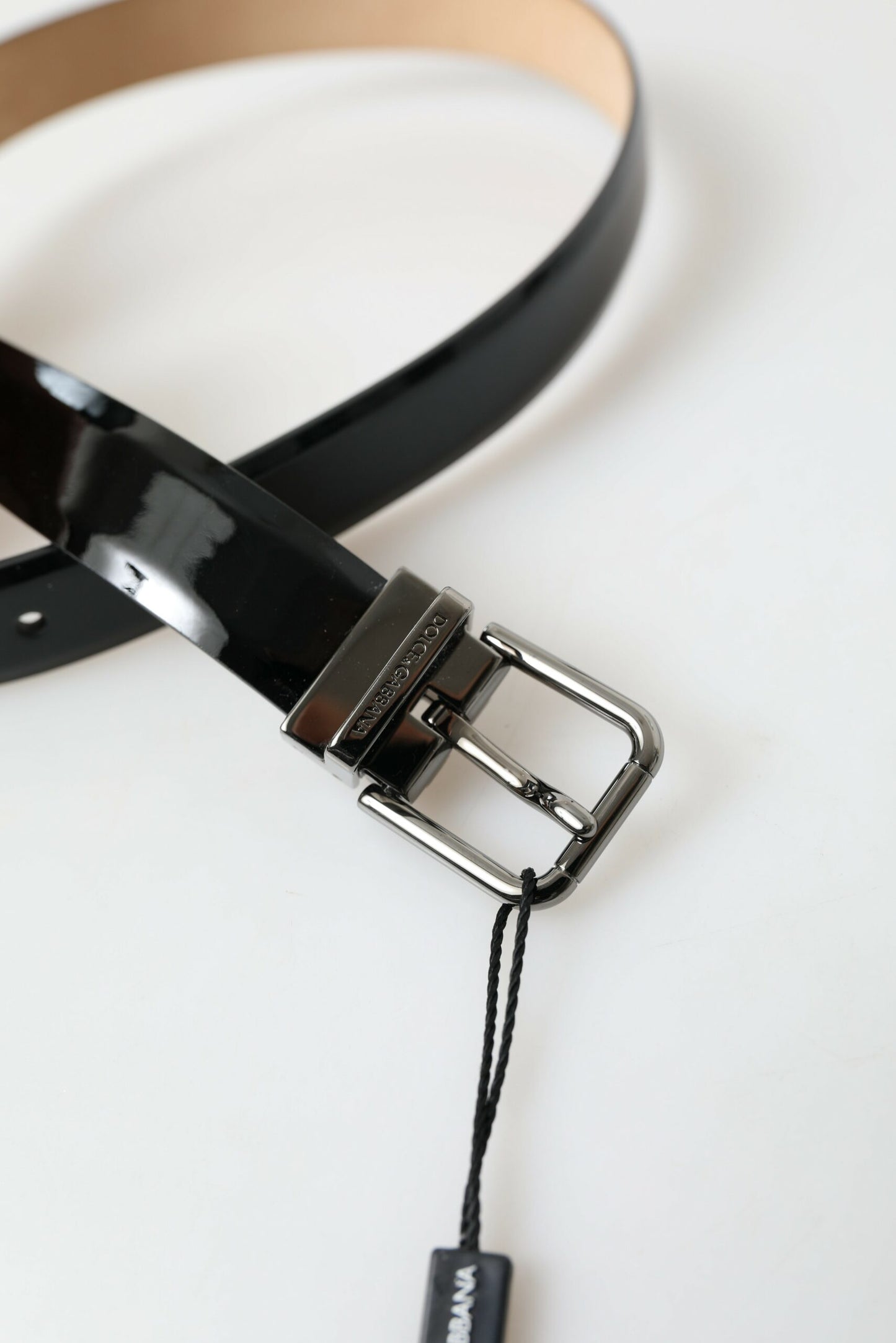 Cinturón elegante de cuero negro con hebilla de metal