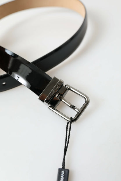 Cinturón elegante de cuero negro con hebilla de metal