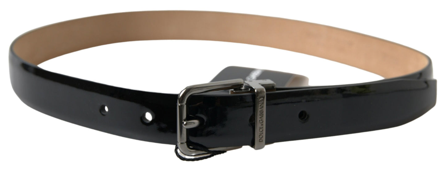 Cinturón elegante de cuero negro con hebilla de metal