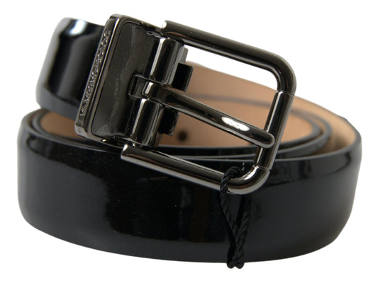 Cinturón elegante de cuero negro con hebilla de metal