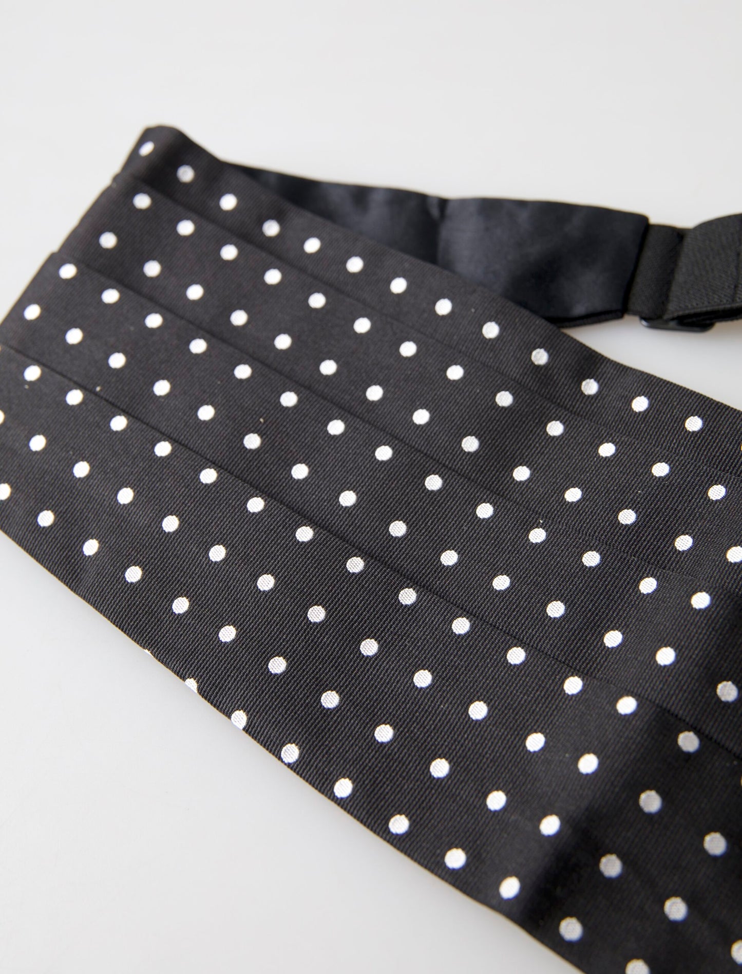 Elegante fajín de seda con lunares blancos y negros