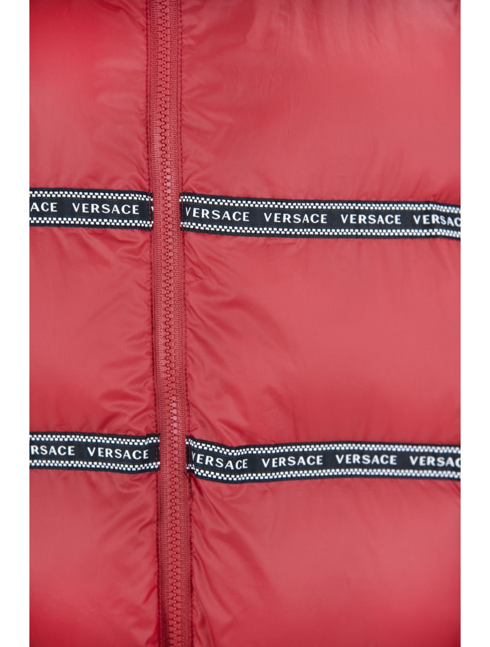 Elegante chaleco rojo con el logotipo de Versace y capucha desmontable