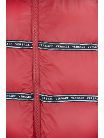 Elegante chaleco rojo con el logotipo de Versace y capucha desmontable