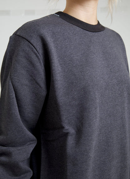Elegante suéter gris oscuro de cuello redondo