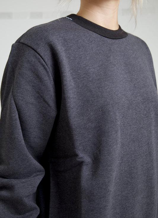 Elegante suéter gris oscuro de cuello redondo