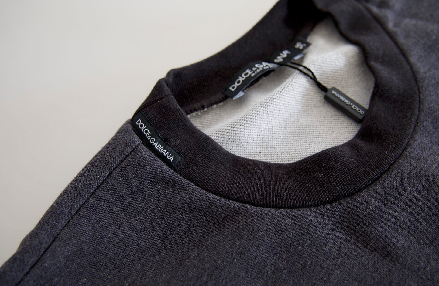 Elegante suéter gris oscuro de cuello redondo