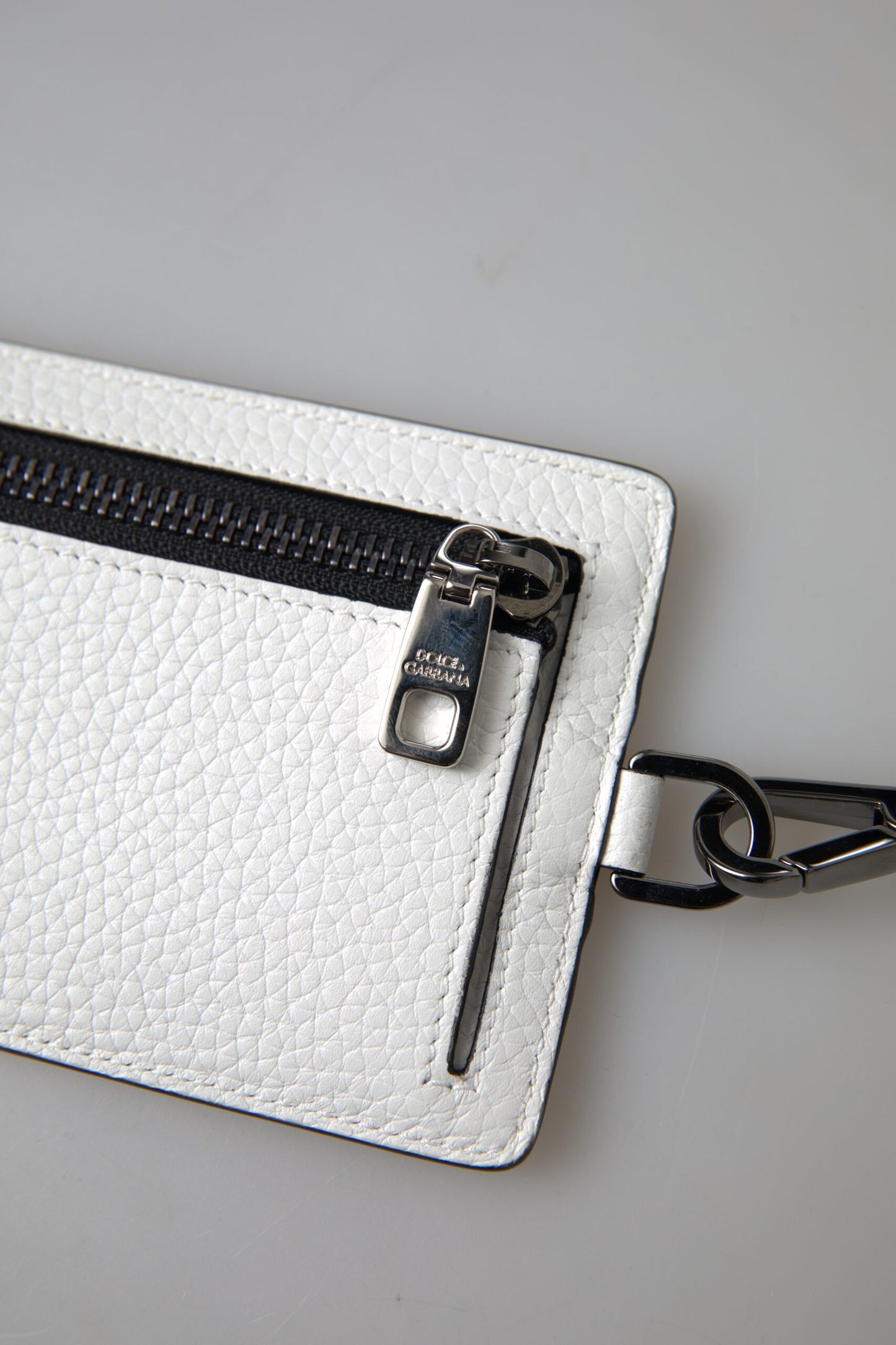 Elegante cordón para tarjetero de cuero blanco