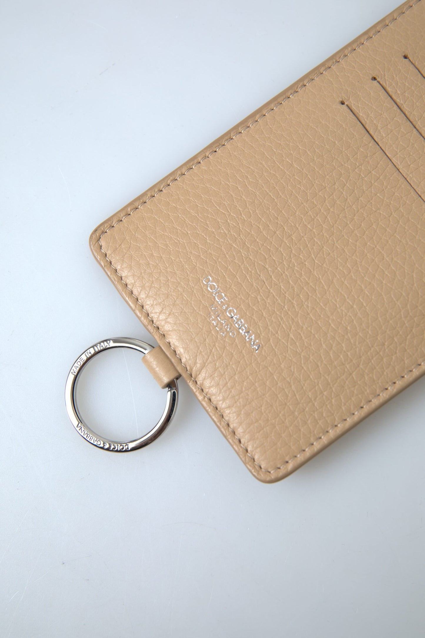 Elegante tarjetero de piel beige