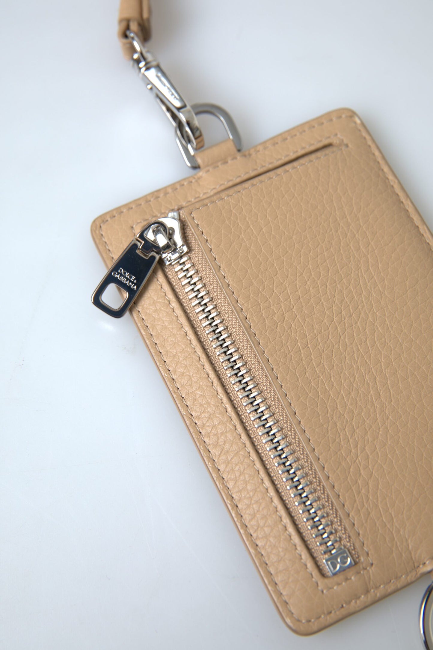 Elegante tarjetero de piel beige