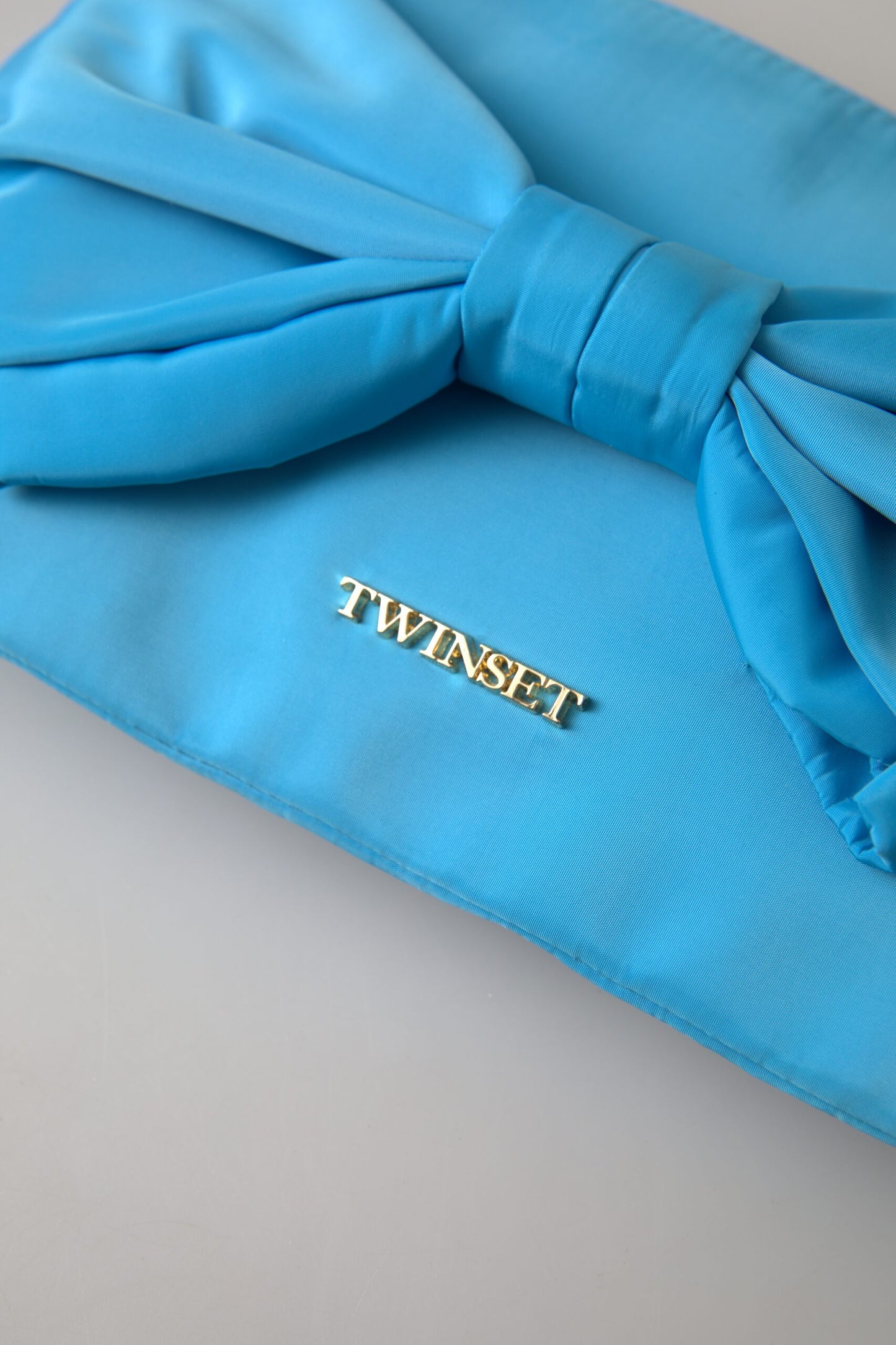 Elegante bolso de mano de seda con detalle de lazo