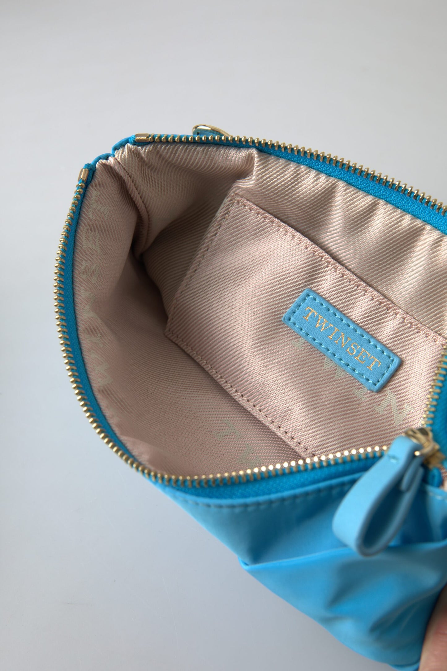 Elegante bolso de mano de seda con detalle de lazo