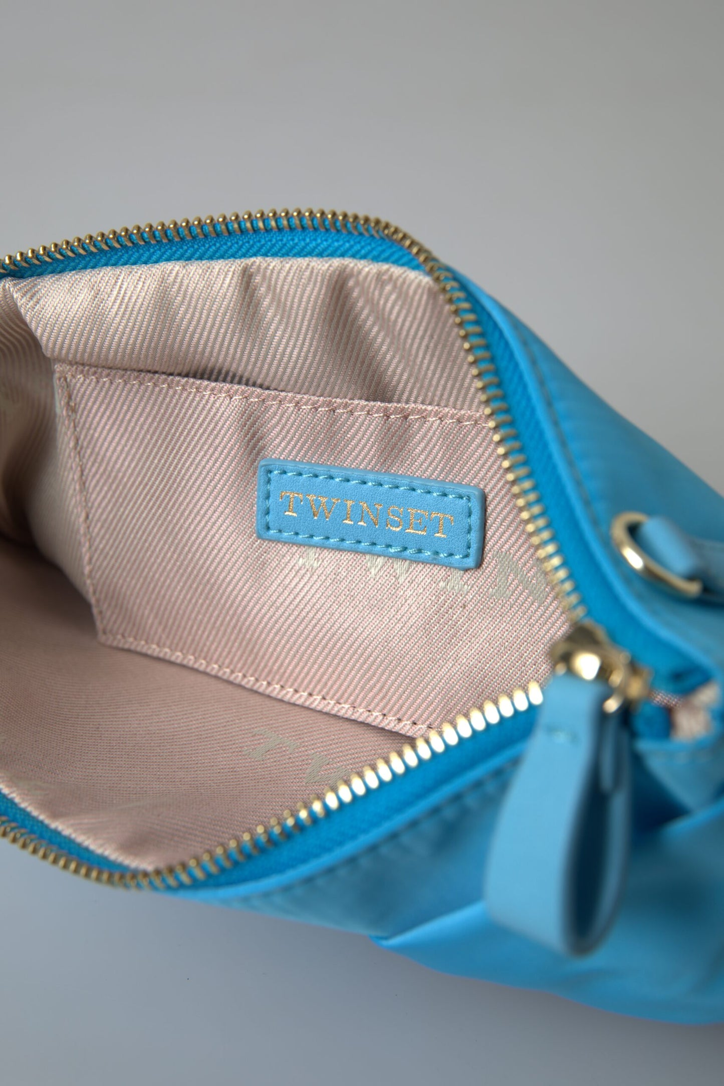 Elegante bolso de mano de seda con detalle de lazo