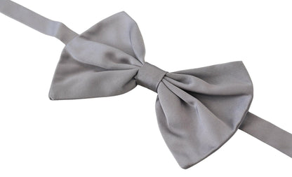 Elegante pajarita de seda gris plata