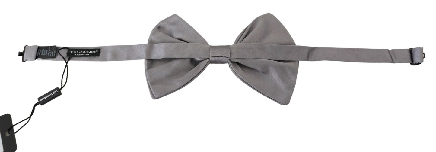 Elegante pajarita de seda gris plata