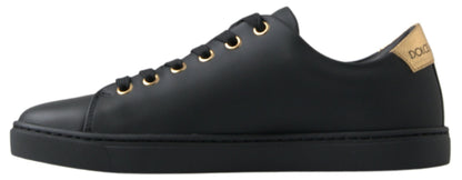 Zapatillas clásicas de cuero negro y dorado