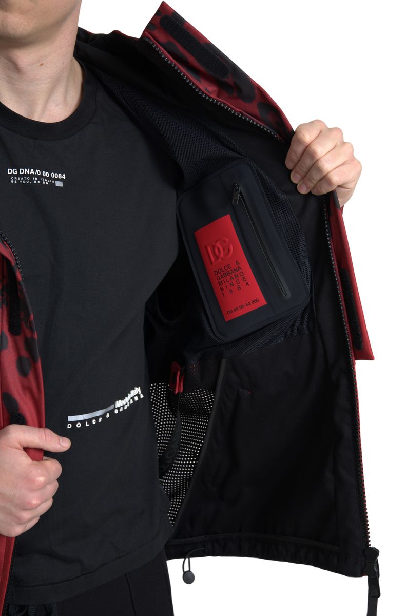Chaqueta con capucha y estampado de leopardo rojo radiante