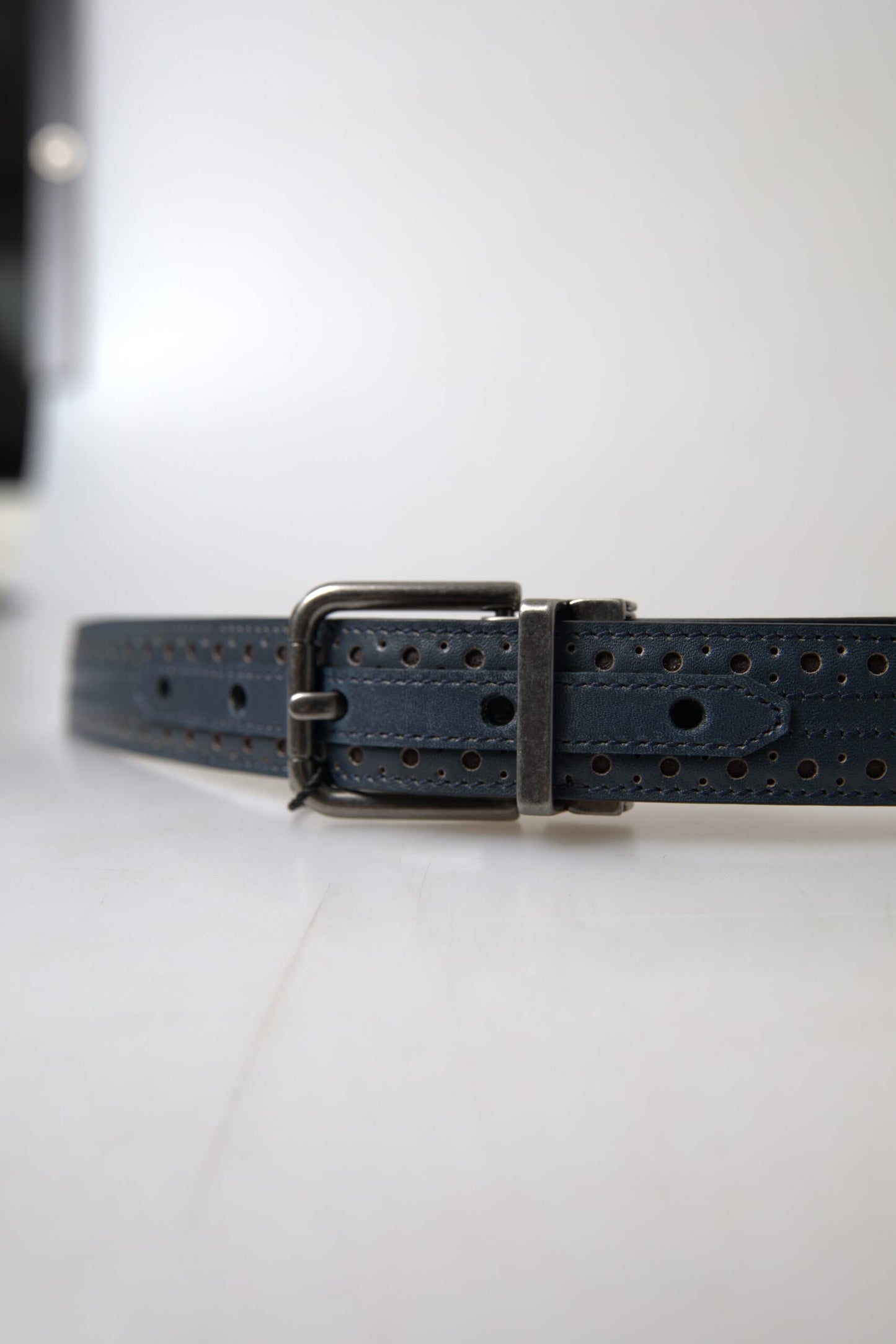Cinturón elegante de cuero azul con hebilla de metal