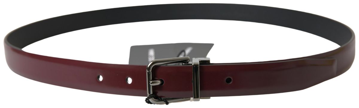 Elegante cinturón de piel burdeos con hebilla de metal