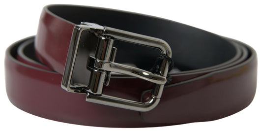Elegante cinturón de piel burdeos con hebilla de metal
