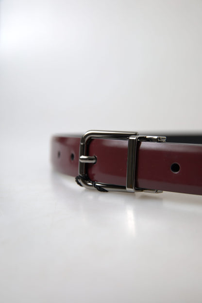 Elegante cinturón de piel burdeos con hebilla de metal