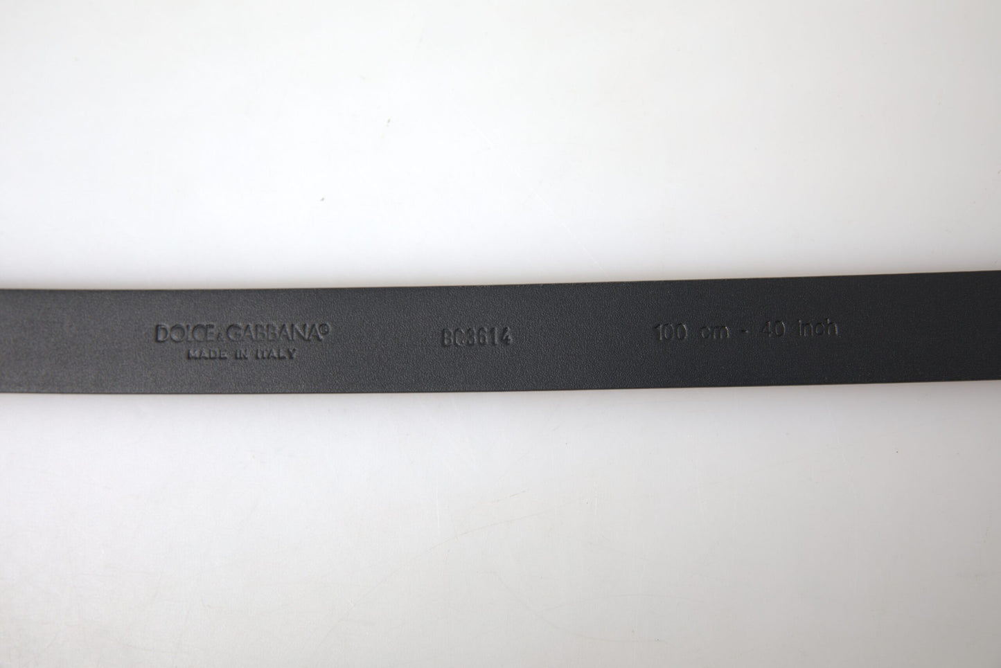 Elegante cinturón de piel burdeos con hebilla de metal