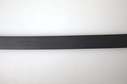 Elegante cinturón de piel burdeos con hebilla de metal