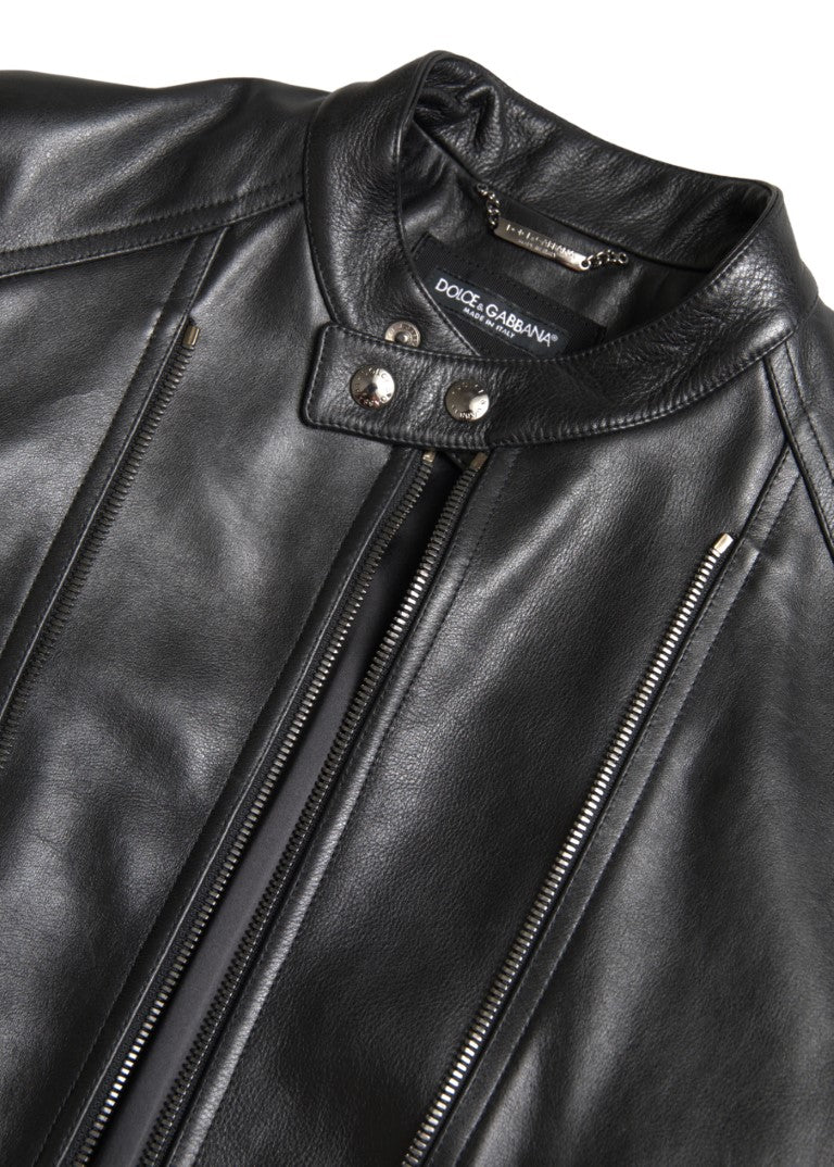 Chaqueta de motociclista de cuero negro elegante