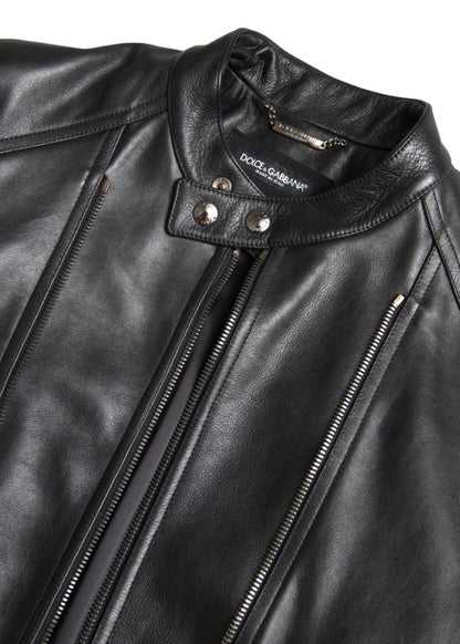 Chaqueta de motociclista de cuero negro elegante