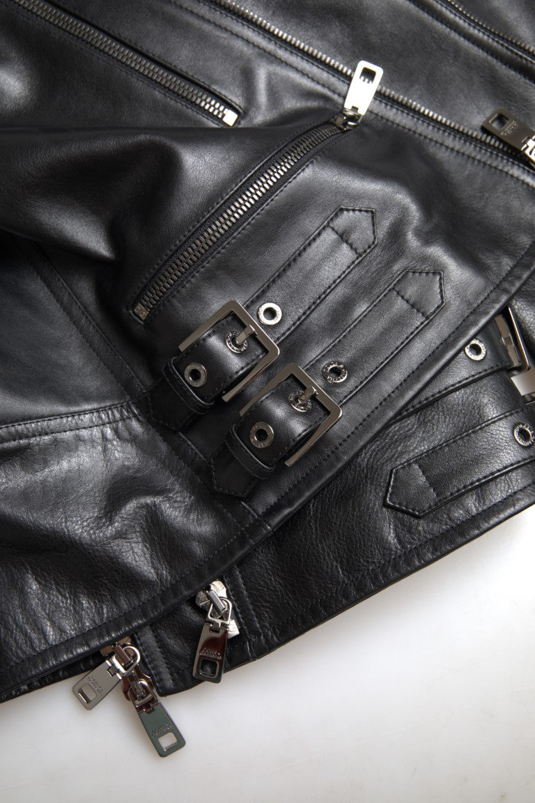 Chaqueta de motociclista de cuero negro elegante