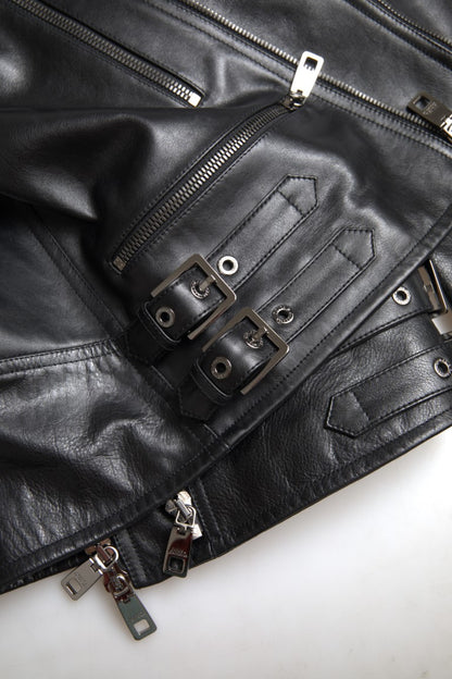 Chaqueta de motociclista de cuero negro elegante