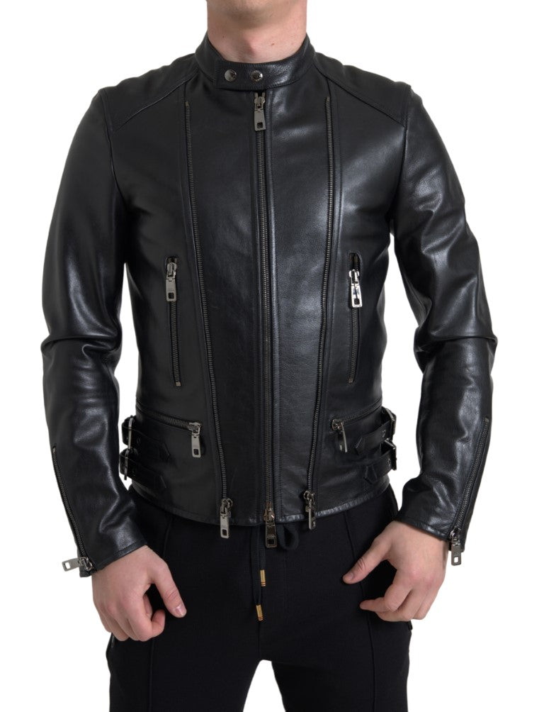 Chaqueta de motociclista de cuero negro elegante