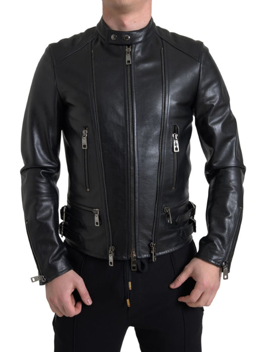 Chaqueta de motociclista de cuero negro elegante