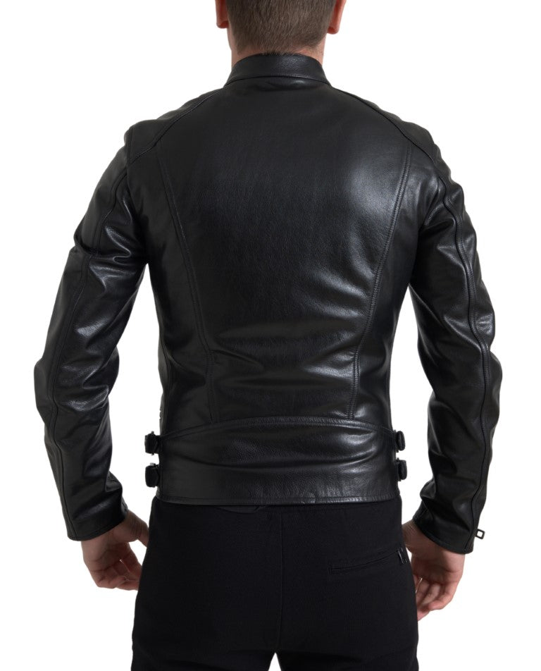 Chaqueta de motociclista de cuero negro elegante