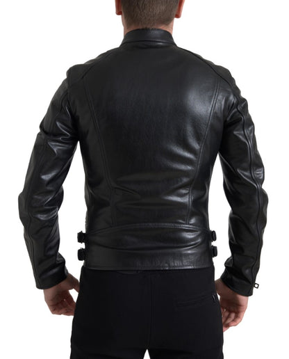 Chaqueta de motociclista de cuero negro elegante