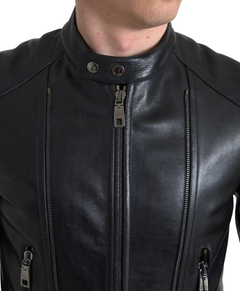 Chaqueta de motociclista de cuero negro elegante