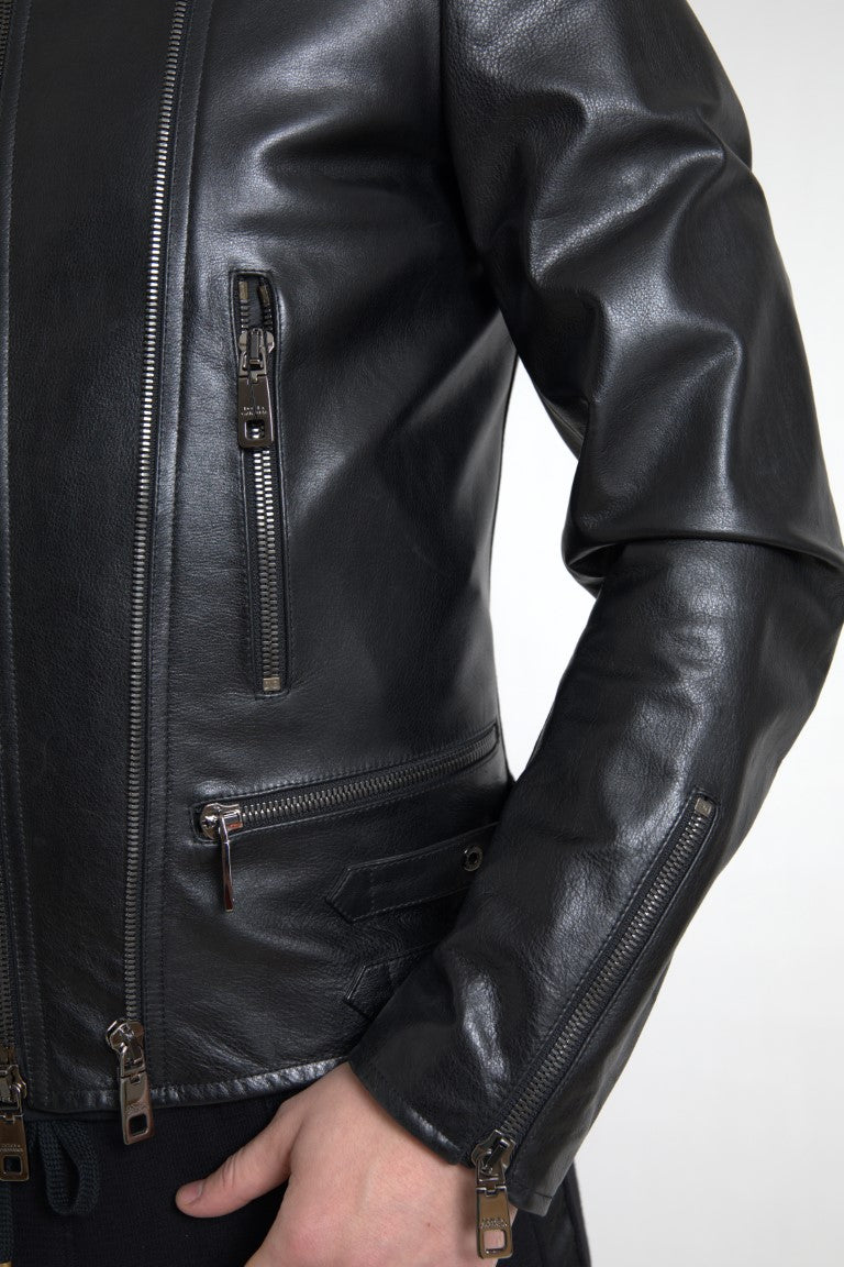 Chaqueta de motociclista de cuero negro elegante