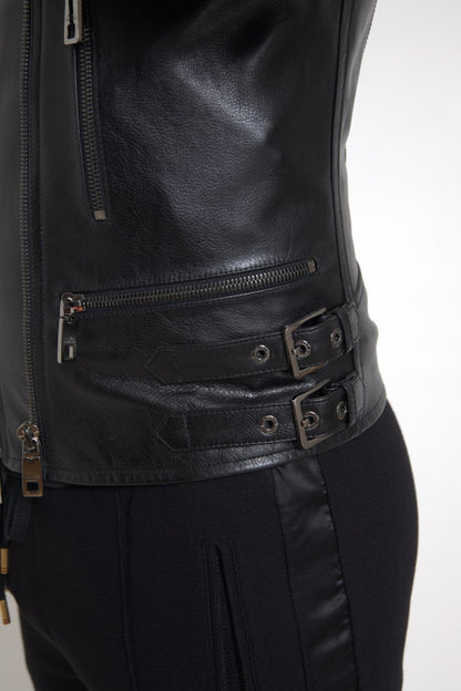 Chaqueta de motociclista de cuero negro elegante