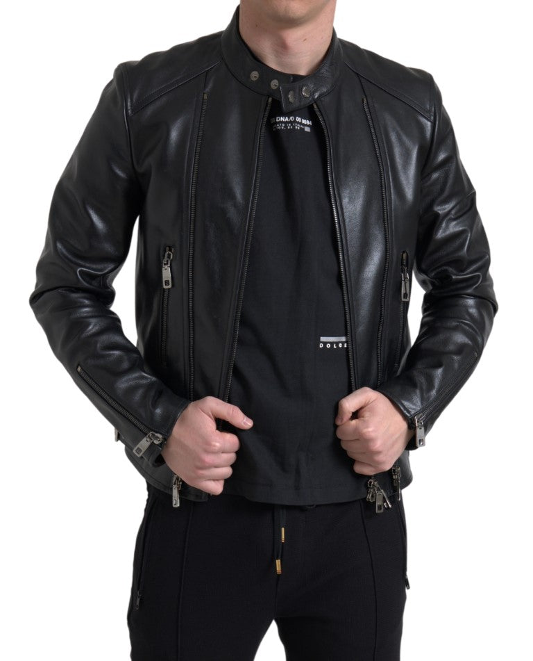 Chaqueta de motociclista de cuero negro elegante