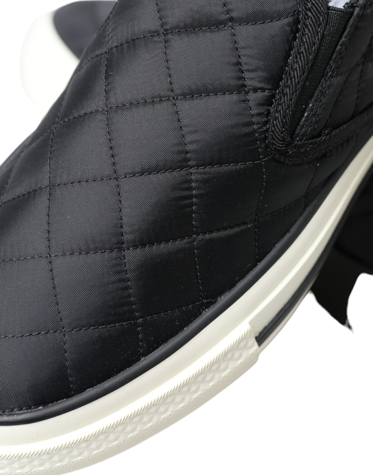 Elegantes zapatillas de lona acolchada negra