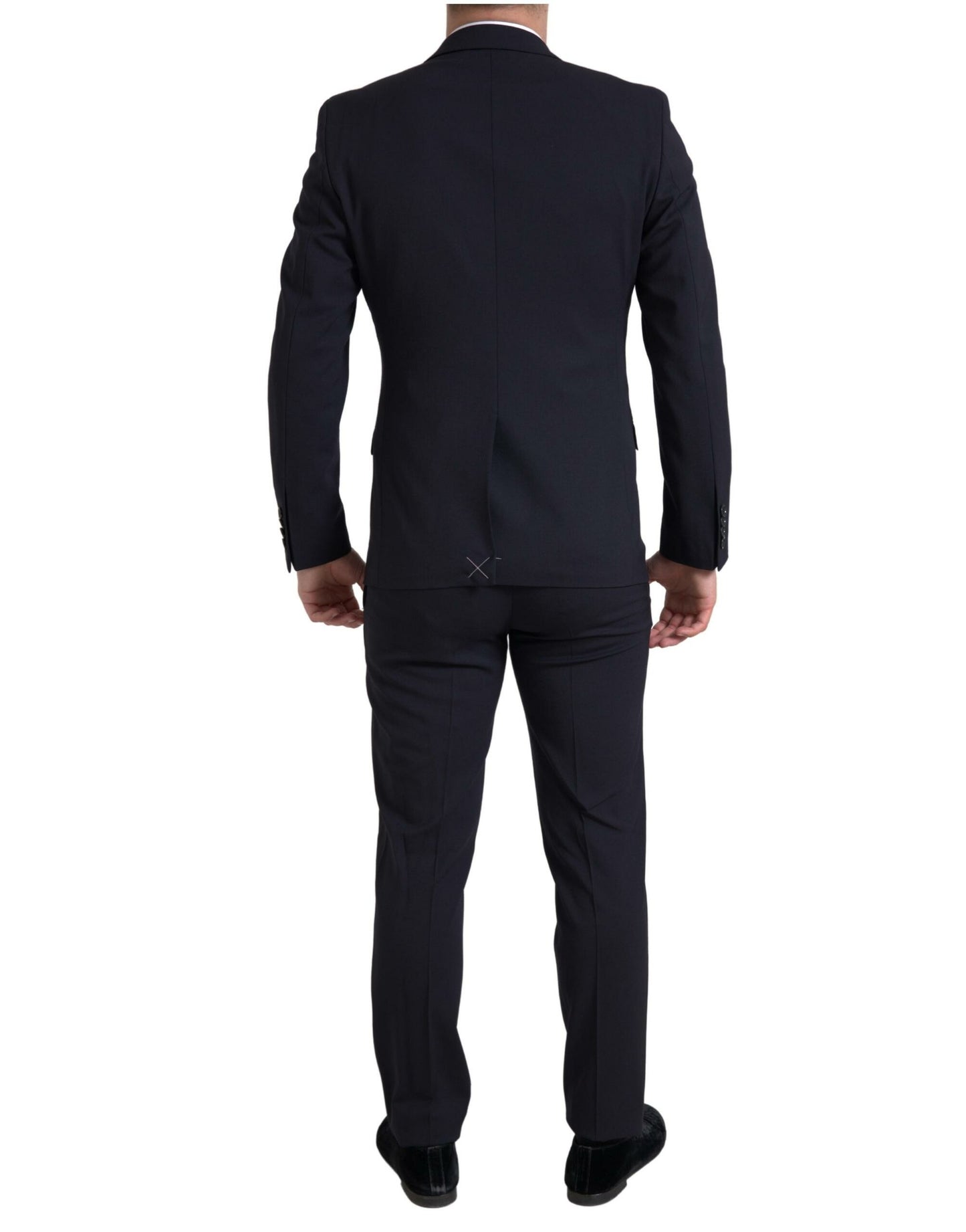 Elegante traje azul oscuro de corte entallado tipo martini