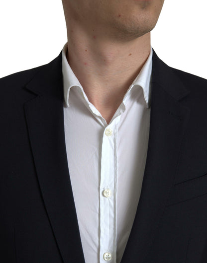 Elegante traje azul oscuro de corte entallado tipo martini