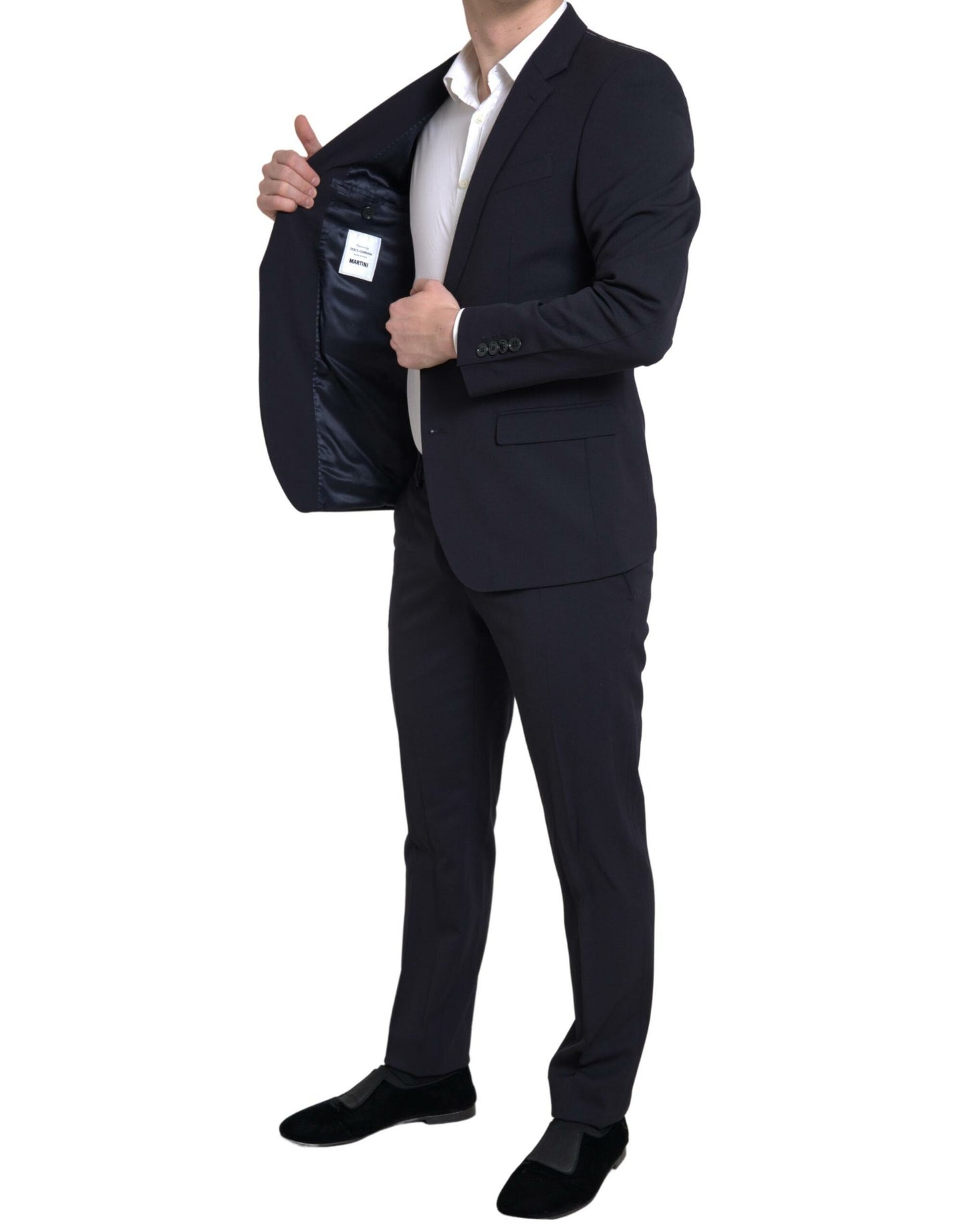 Elegante traje azul oscuro de corte entallado tipo martini