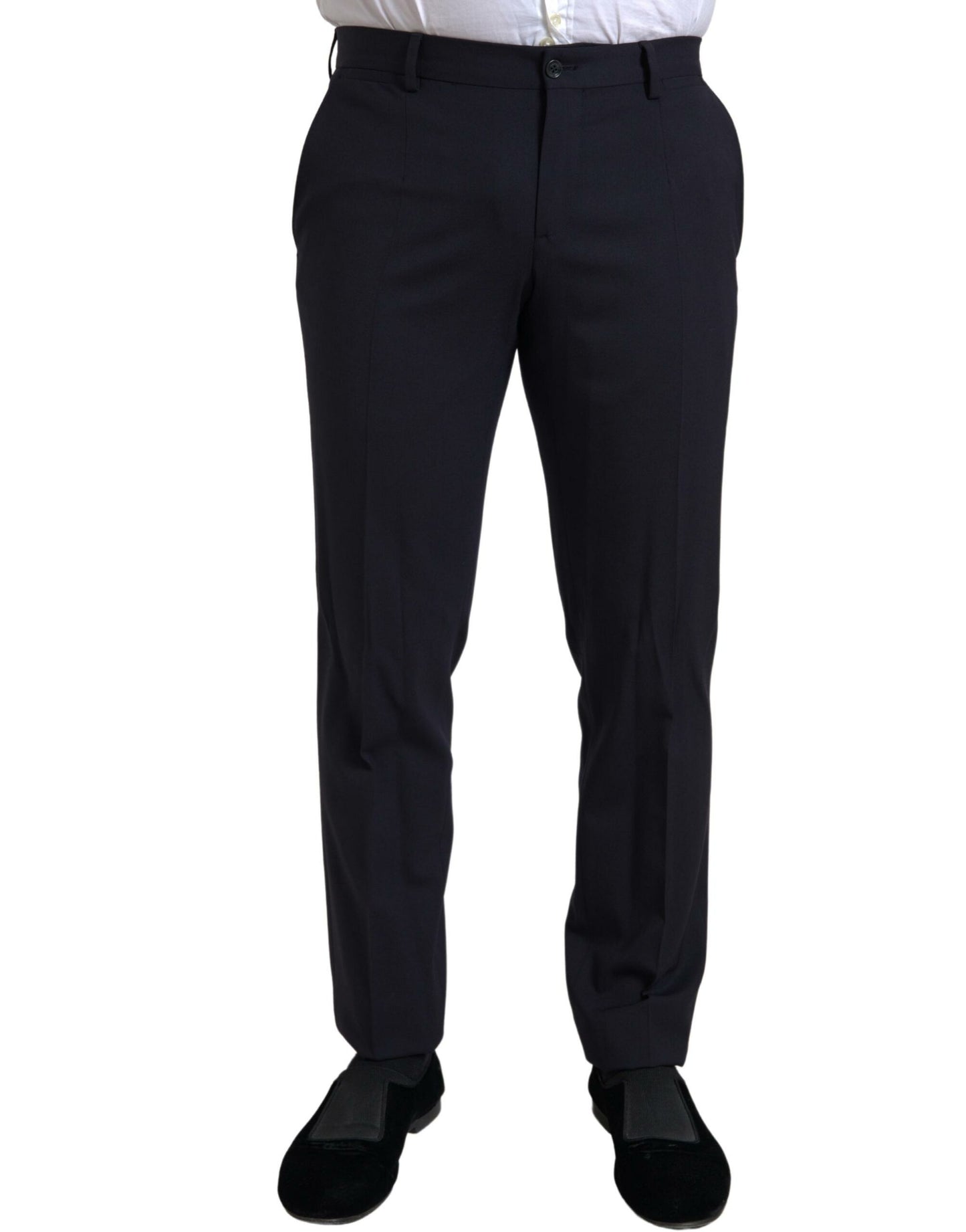 Elegante traje azul oscuro de corte entallado tipo martini