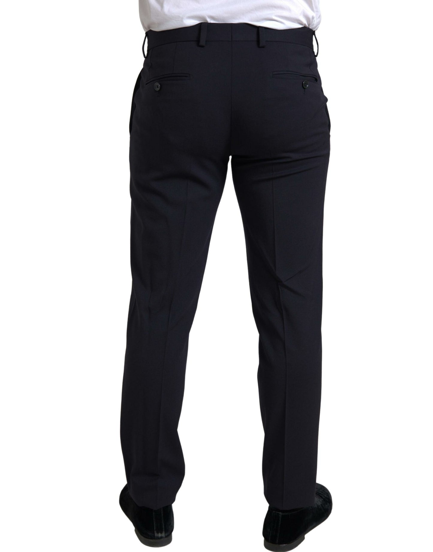 Elegante traje azul oscuro de corte entallado tipo martini
