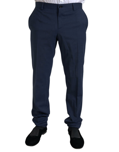 Elegante traje azul de dos piezas de corte entallado