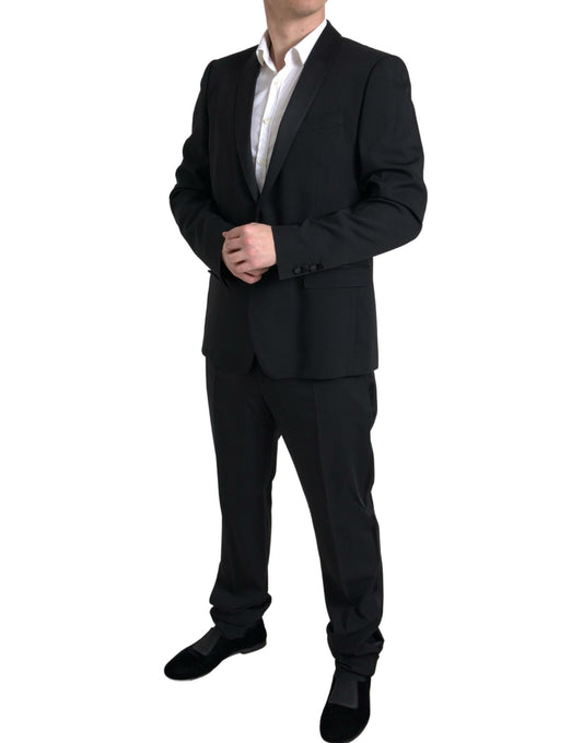 Elegante traje negro ajustado de dos piezas